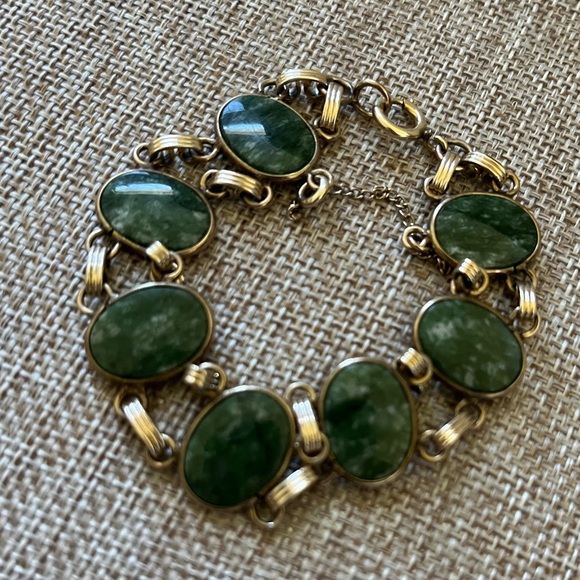 Jewelry - Elegant Green and Gold Bracelet
12k Gold Fill Jade Bracelet